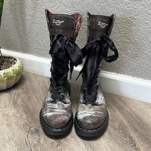 Womens DR. MARTENS Size 8 Barely Worn Dusted Grey “TRIUMPH” Boot